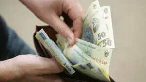 Pe ce cheltuiesc românii cei mai mulţi bani