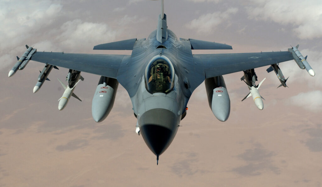 România vrea să mai cumpere 12 avioane F-16