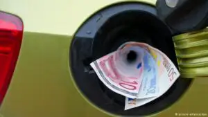 DW: Capcana petrolului ieftin