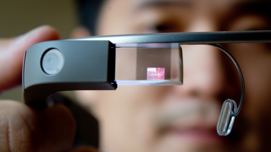Google suspendă vânzările pentru ochelarii inteligenţi Glass. Experiment nereuşit!
