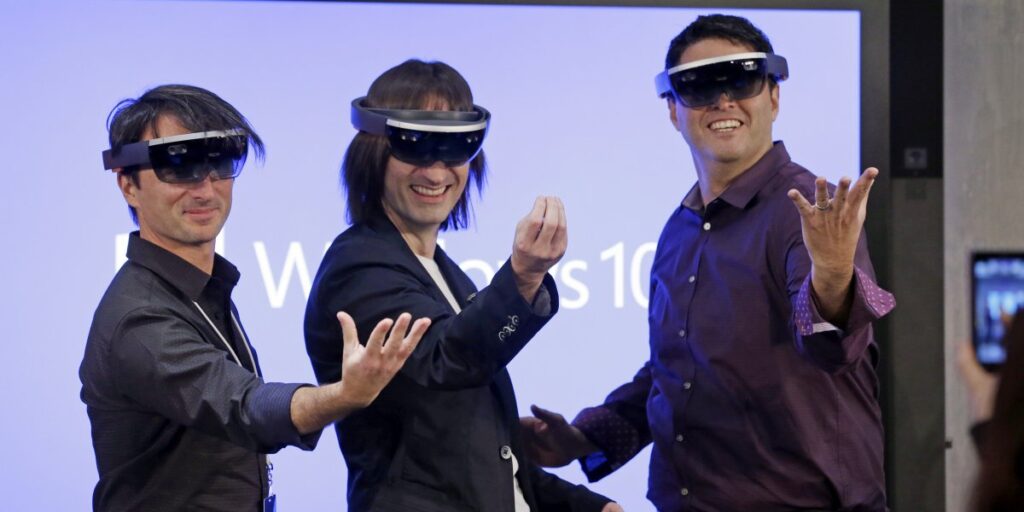 REVISTA PRESEI INTERNAȚIONALE –  Microsoft a lansat WINDOWS 10 şi ochelarii 3D HoloLens