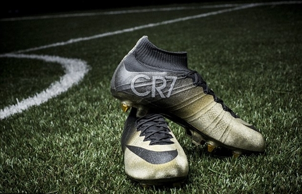 Nike a creat o pereche de ghete cu diamante pentru Cristiano Ronaldo, câştigătorul Balonului de Aur 2014