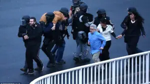O nouă LUARE DE OSTATICI la Paris!