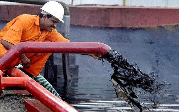 REVISTA PRESEI INTERNAȚIONALE – Preţului petrolului scade şi provoacă îngrijorare în întreaga lume