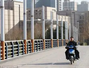 Chinezii şochează din nou prin arhitectura ciudată a unui pod