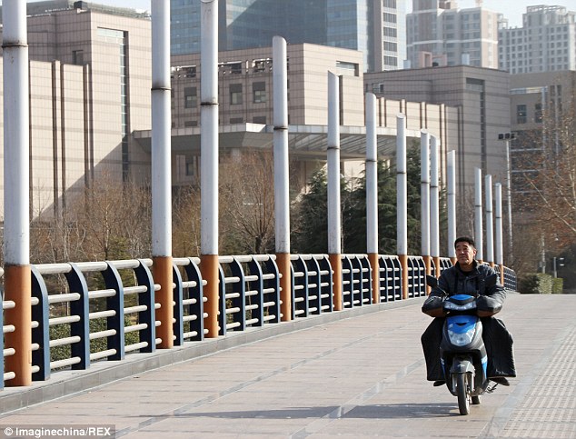 Chinezii şochează din nou prin arhitectura ciudată a unui pod
