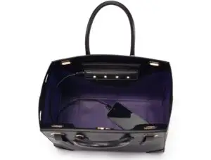 Ralph Lauren propune geanta cu ilumare internă şi încărcător de telefon
