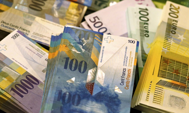 REVISTA PRESEI INTERNAȚIONALE – Francul elvețian creează PANICĂ pe piețele globale