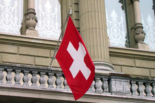 REVISTA PRESEI INTERNAȚIONALE – Francul aruncă Elveţia ÎN AER