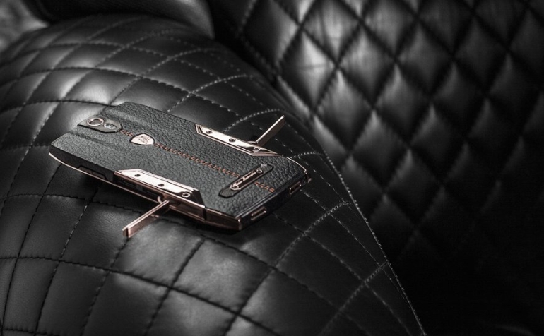 Tonino Lamborghini oferă un telefon dedicat selfie-urilor