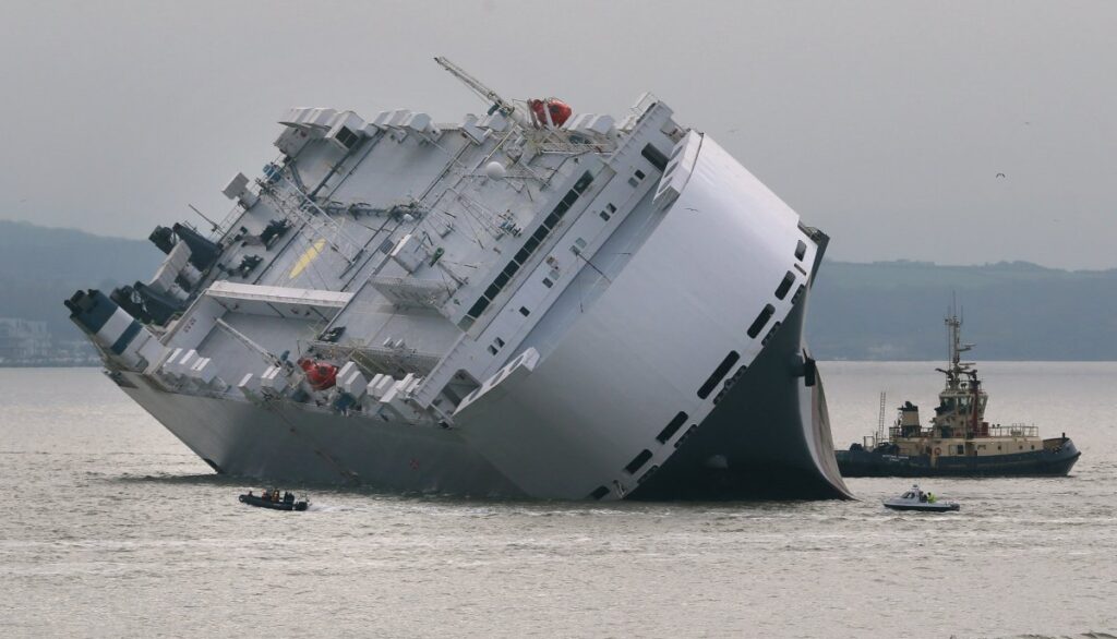 O navă cargo încărcată, în pericol să se scufunde în largul coastelor britanice