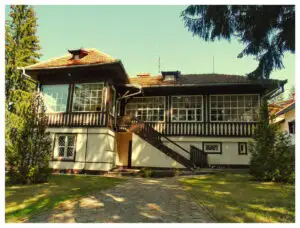 GALERIE FOTO Prima vilă a lui Ceauşescu, scoasă la licitaţie