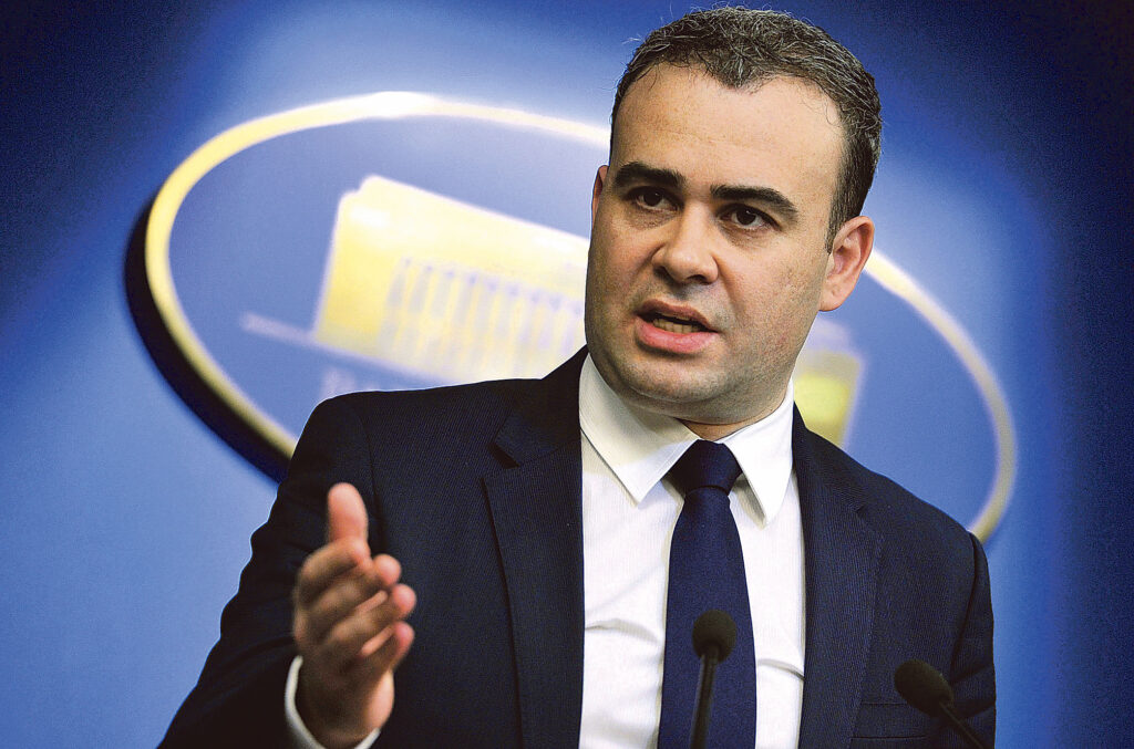 Fostul ministru Darius Vâlcov şi-a depus demisia din funcţia de senator