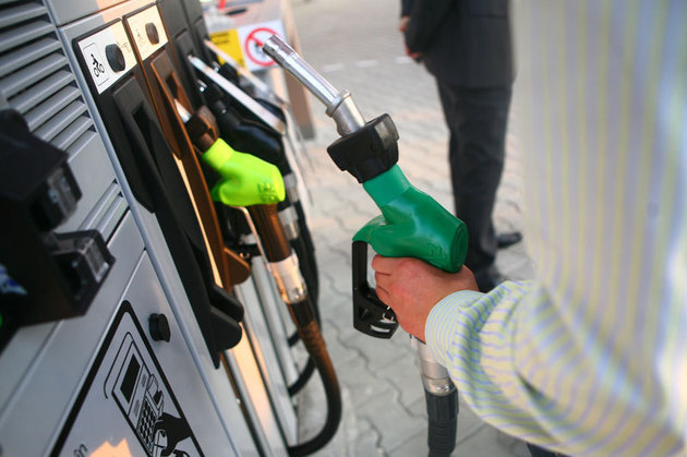 De ce e mai scumpă benzina în România decât în Germania
