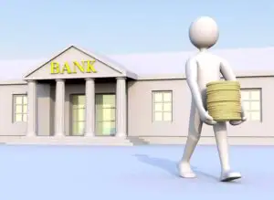 Decât să pui banii la bancă, mai bine ţii banca în chirie