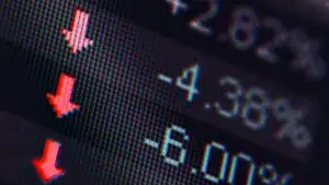 Evoluţii financiar-bancare şi bursiere – Bursele, ÎN PANICĂ după decizia BCE de a restrânge lichidităţile pentru Grecia