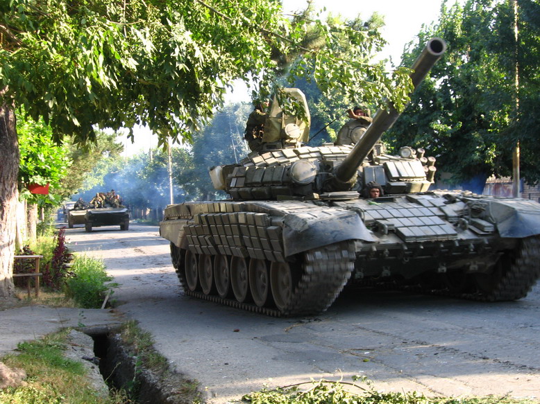 Kievul anunţă că zeci de TANCURI şi vehicule blindate intră în Ucraina în pofida armistiţiului