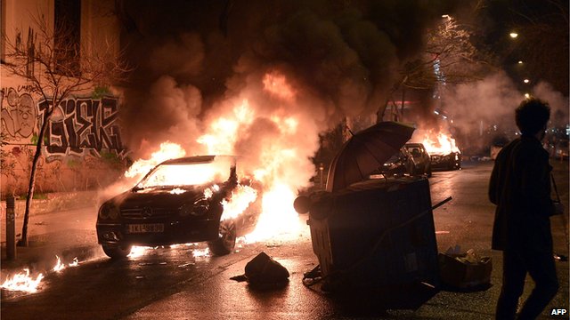 VIOLENŢE la Atena! Extrema stângă cere Guvernului să se ÎNTOARCĂ la promisiunile făcute în campanie VIDEO