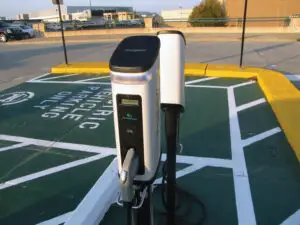APIA: Parcările din mall-uri vor trebui prevăzute cu prize pentru maşini electrice