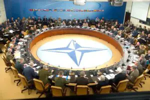 Tancuri şi blindate NATO la graniţa cu Rusia (VIDEO)