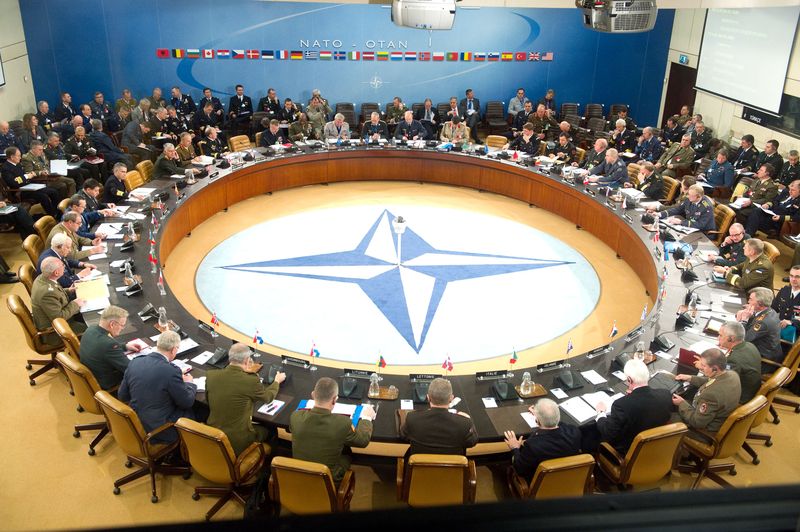 BULGARII vor să IASĂ din NATO