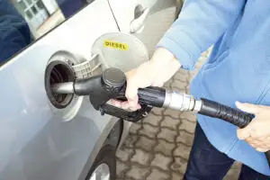 După ani și ani, motorina se ieftinește