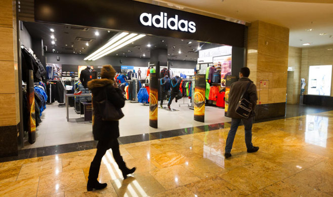DEZASTRU: Adidas închide 200 de magazine în Rusia