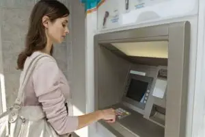 Cum rămâi fără bani pe card fără să ştii. Totul este legal