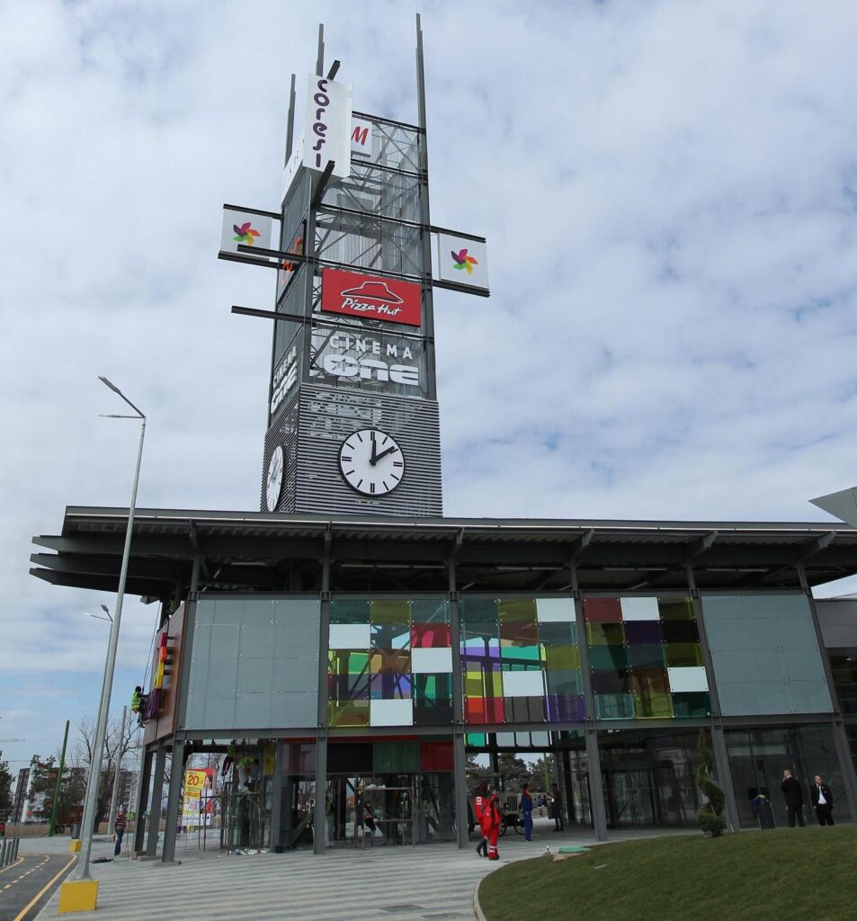 Auchan inaugurează astăzi primul său mall din România