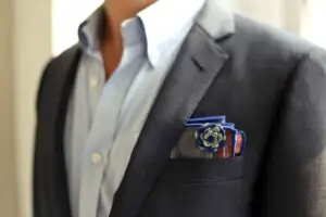 Revin accesoriile florale pentru vestimentaţia masculină