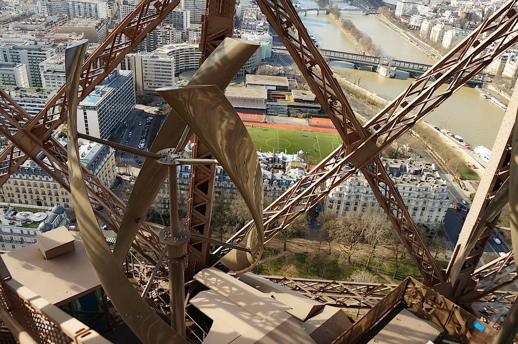 Turnul Eiffel, dotat cu două turbine eoliene| FOTO