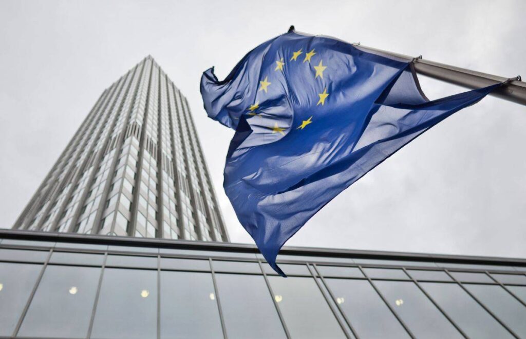 S&P a îmbunătăţit perspectivele zonei euro pentru 2015 şi 2016