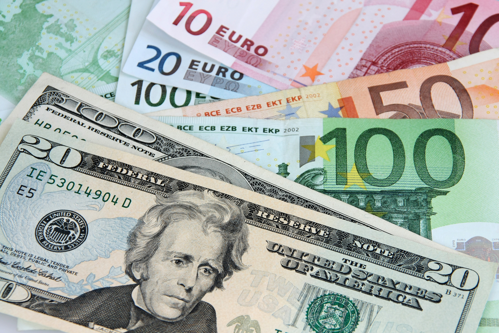 Euro se prăbuşeşte din nou în raport cu dolarul!