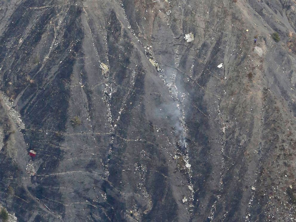 REVISTA PRESEI INTERNAȚIONALE – Avionul prăbușit în Alpi, pulverizat! Niciun supraviețuitor