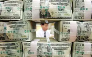 Dolarul se depreciază masiv în raport cu leul