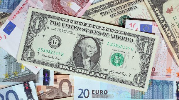 Evoluţii financiar-bancare şi bursiere – Euro, la un nou MINIM! A ajuns la 1,04 dolari