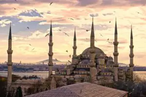 Românii plătesc în jur de 250 euro pentru Ziua Femeii în Istanbul, Roma sau Praga