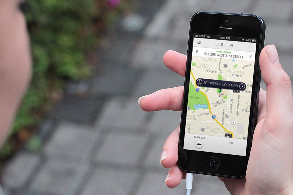 Majoritatea românilor doreşte să folosească aplicaţia de transport Uber