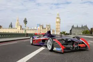 Miliardarul Richard Branson se gândește să concureze Tesla