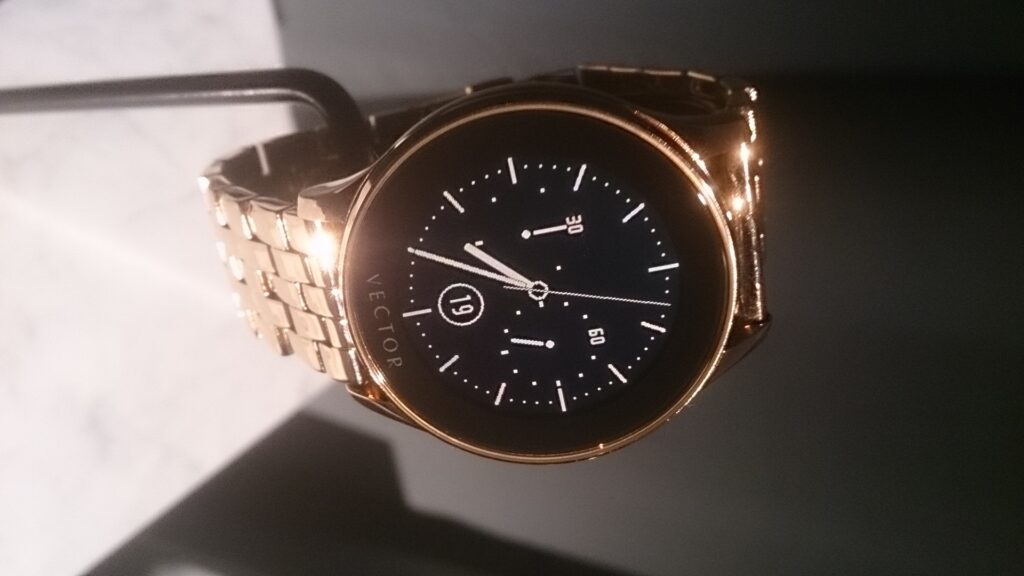 Vector Watch, primul ceas inteligent românesc, prezentat ieri la Basel