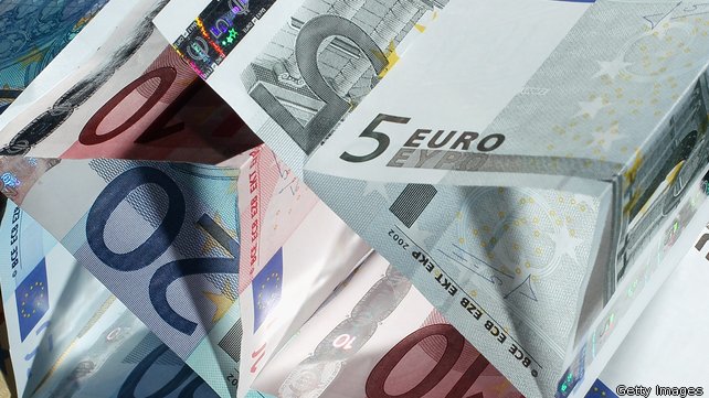 Euro, la un nou MINIM al ultimilor 12 ani faţă de dolar