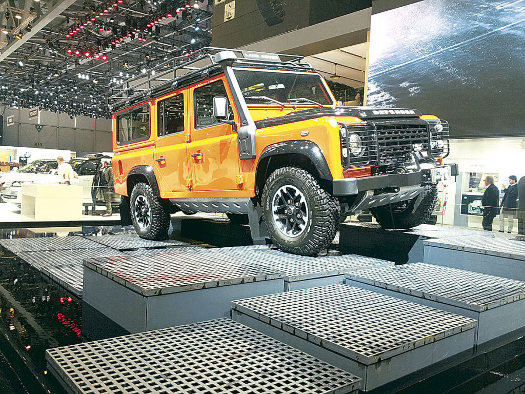 Jeep lucrează la un SUV de lux care va concura cu Raneg Rover