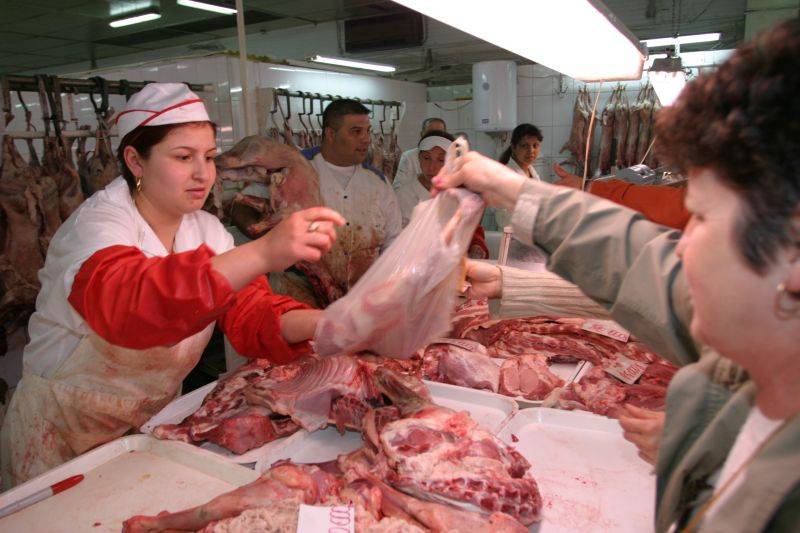 Pericol în magazinele din România! Carnea contaminată a ajuns în galantarele din toată ţara