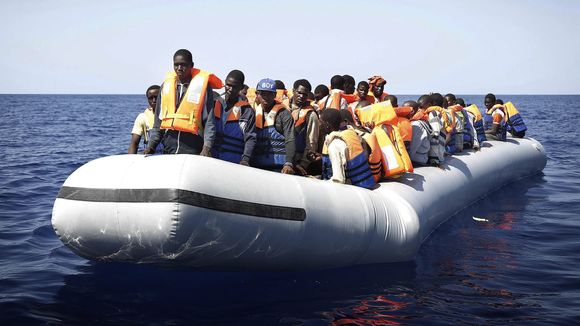 REVISTA PRESEI INTERNAȚIONALE – ONU: Peste 800 de imigranţi au murit în naufragiul din Mediterana
