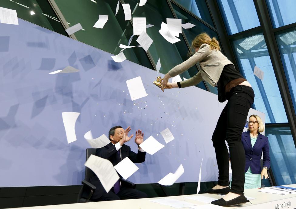 REVISTA PRESEI INTERNAȚIONALE – „Jos dictatura BCE!” – o activistă îl atacă pe preşedintele Draghi
