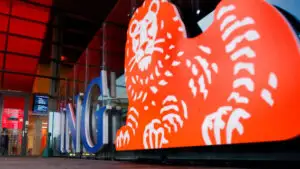 ING a introdus comisioane la retragerile în numerar de la bancomatele proprii