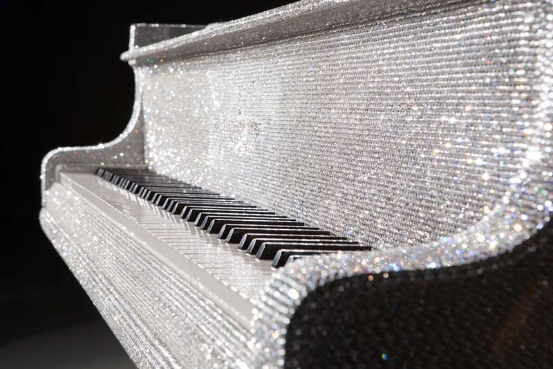 Un pian acoperit cu  jumătate de milion de cristale Swarovski a fost cumpărat cu aproape 600.000 de euro de un Şeic din Qatar