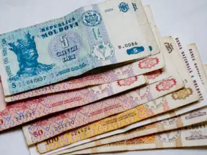 Începînd cu 1 mai 2015, salariul minim în sectorul real va fi de 1.900 de lei