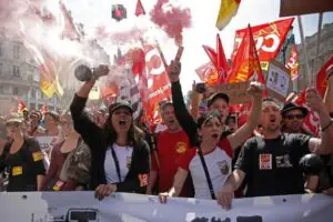Zeci de mii de persoane au protestat la Paris faţă de măsurile de austeritate