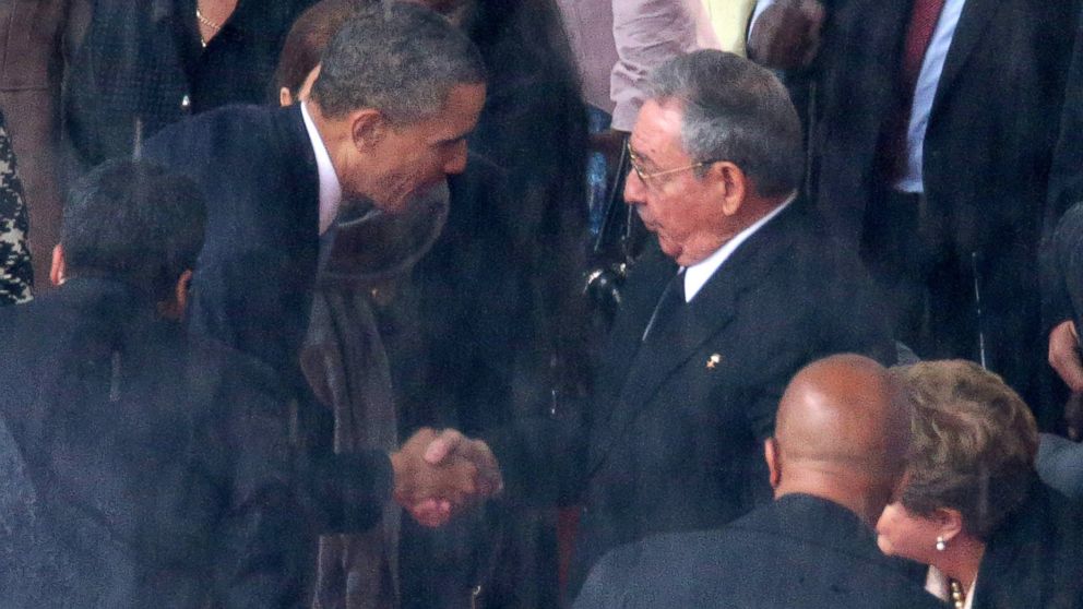 Moment istoric: Barack Obama şi Raul Castro şi-au dat mâna şi au participat pentru prima dată la un summit împreună (Video)